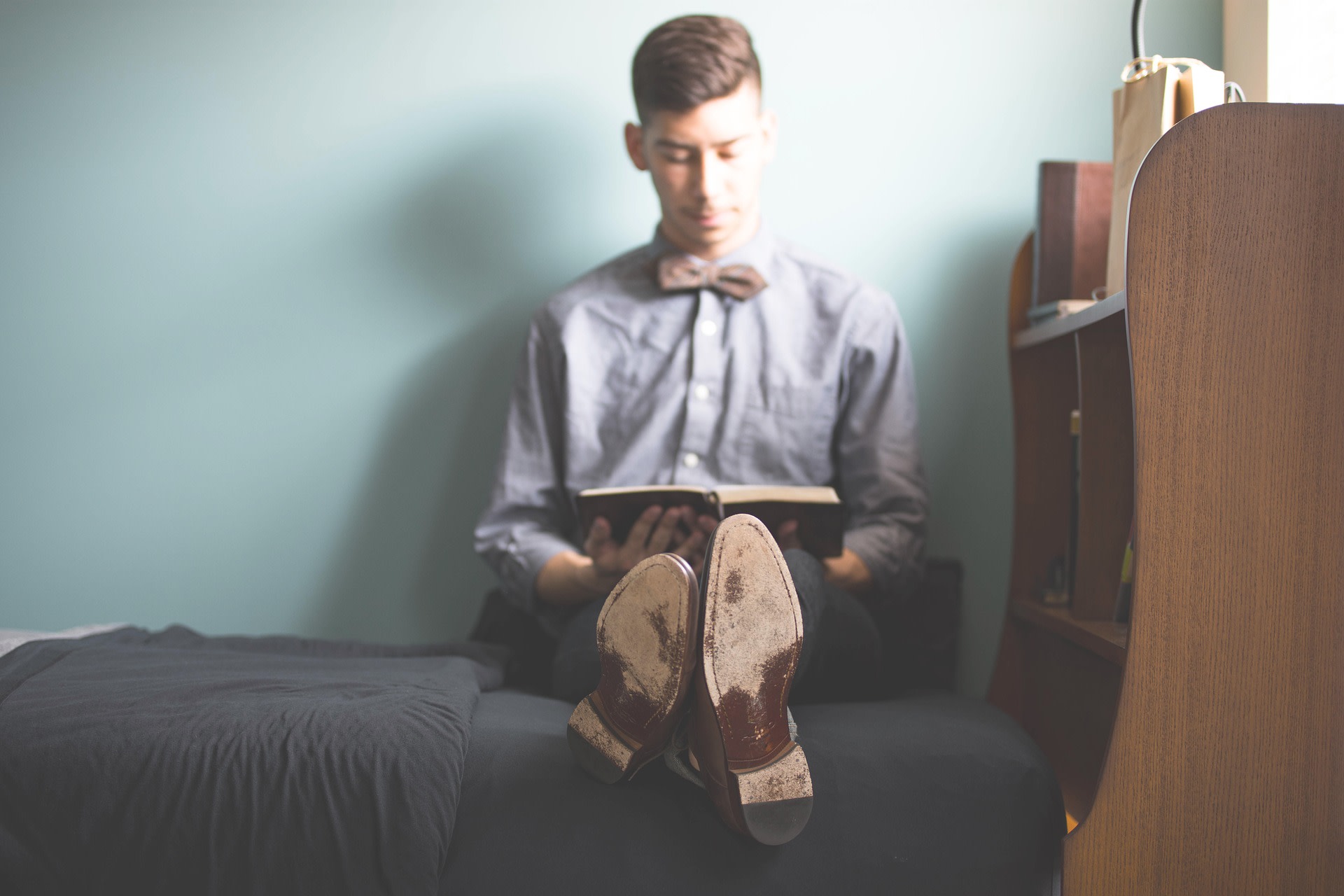 Many sitting in bed, representing a polyglot with intrinsic motivation to learn languages.